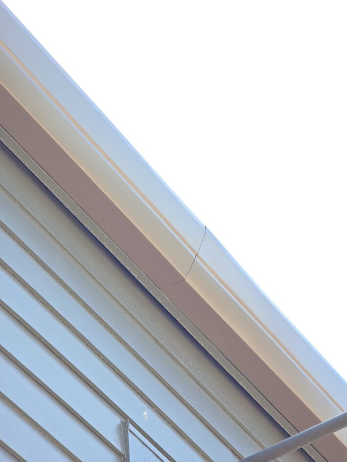 Expansion joint for thermal expansion and contraction